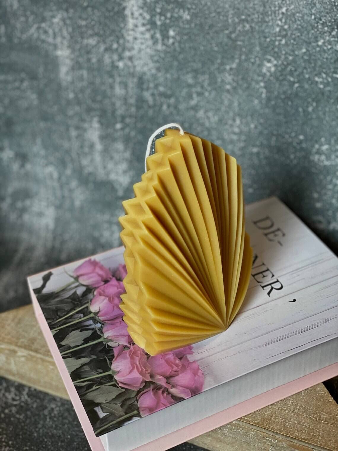 Soy Wax Palm Leaf Candle β Perfect for Contemporary Home Decor