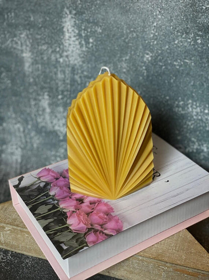 Palm Leaf Soy Wax Candle – Minimalist Design for Modern Spaces